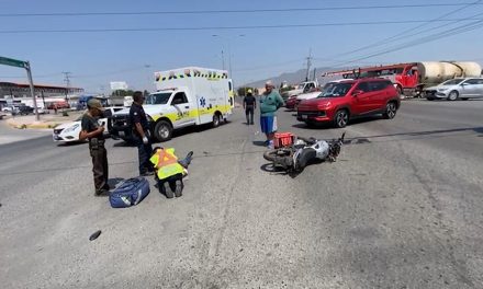 Derrapa motociclista y cae en el Periférico