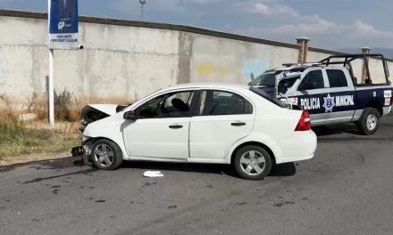 Derriba luminaria en accidente en Ramos Arizpe