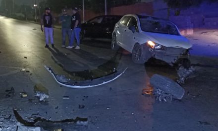 Destroza su coche contra un semáforo en Saltillo