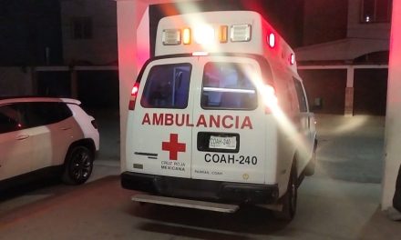Dos menores derrapan en una motocicleta y terminan lesionados en Parras