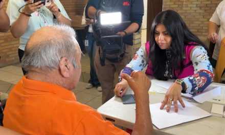 Emiten adultos mayores su voto de forma anticipada en Coahuila