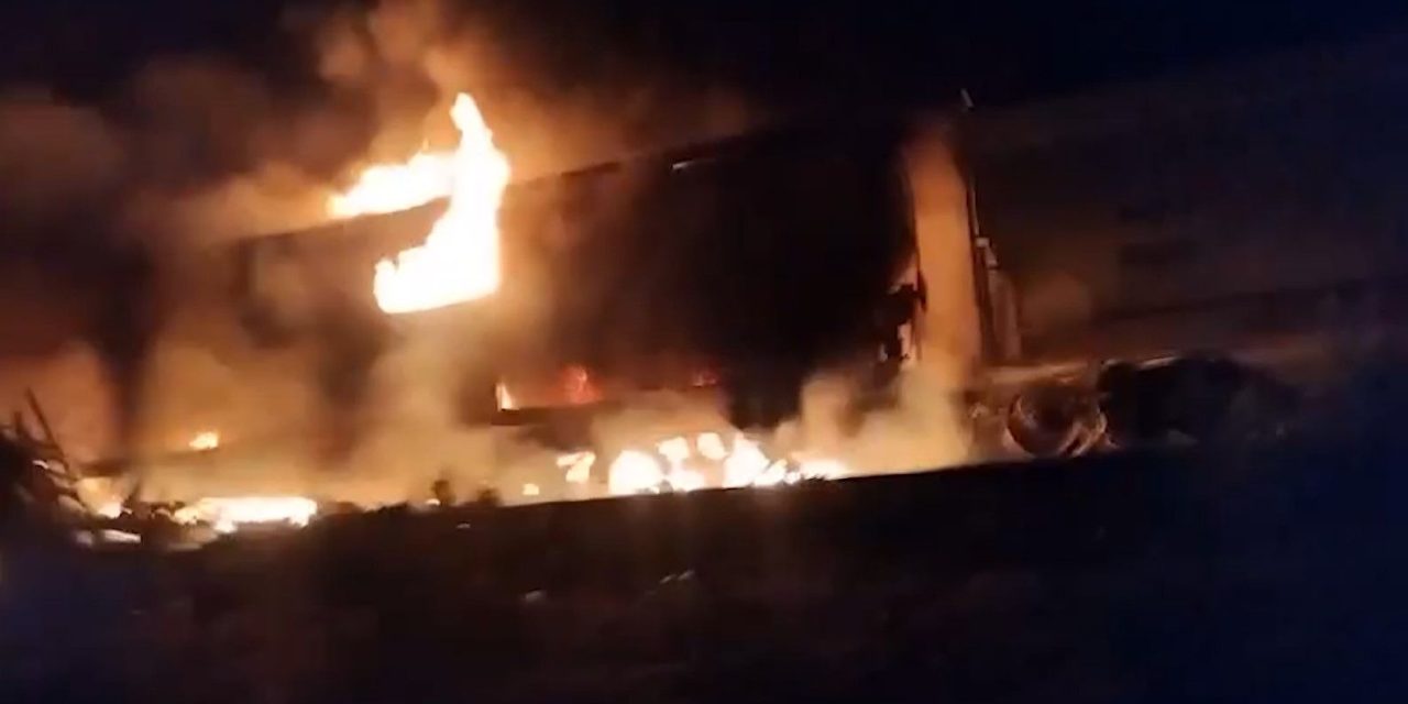 Evacúan ejido El Anhelo por choque de tren y tráiler