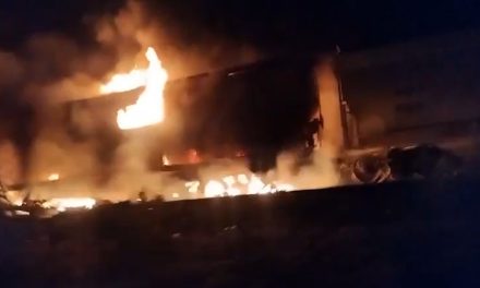 Evacúan ejido El Anhelo por choque de tren y tráiler