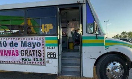 ¡Gran detalle! Choferes regalan pasajes a mamás por su día en Saltillo
