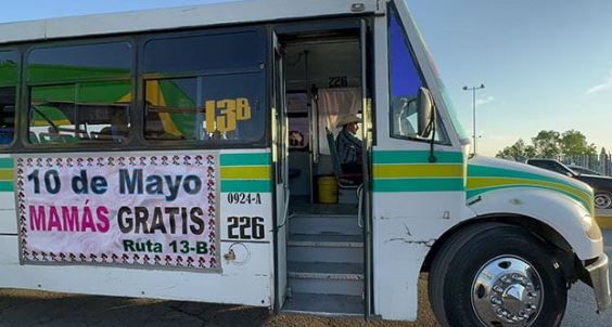¡Gran detalle! Choferes regalan pasajes a mamás por su día en Saltillo