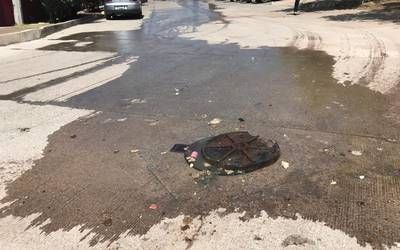 Dos días tiene una fuga de agua en Fraccionamiento Maravillas