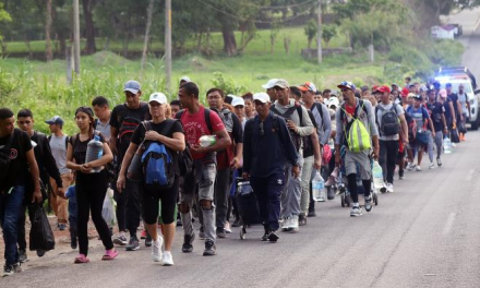 Cientos de migrantes parten de Tapachula en caravana