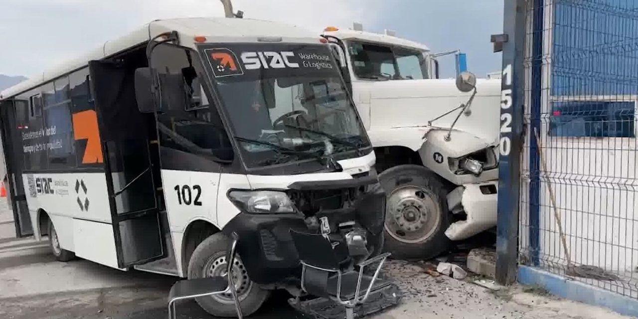 Impacta a camión y caseta de vigilancia en Arteaga