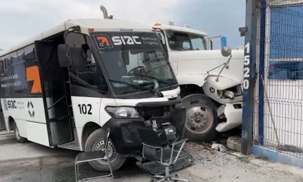 Impacta a camión y caseta de vigilancia en Arteaga