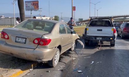 Imprudencia provoca accidente múltiple en Saltillo
