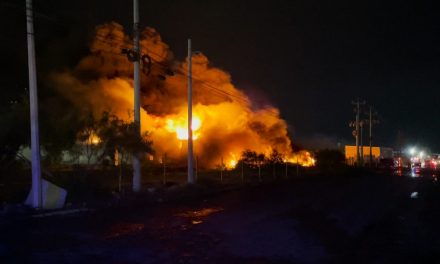 Incendio consume empresa en Ramos Arizpe