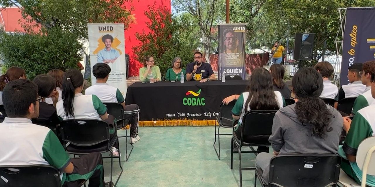 Hanns Myhulots inspira a jóvenes estudiantes de Saltillo con su historia de vida