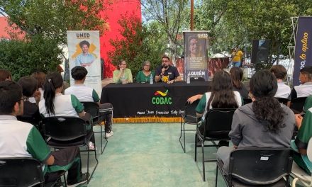 Hanns Myhulots inspira a jóvenes estudiantes de Saltillo con su historia de vida