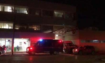 Saltillo: Mujer esperaba ser atendida en el IMSS y se le cae el techo en la cabeza