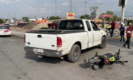 Menor al volante lesiona a motociclista en Saltillo