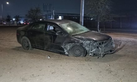 No vio conductor a vehículo y terminó chocándolo en Saltillo