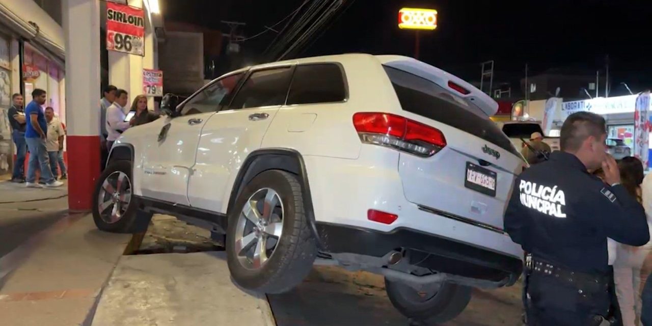 Mujer termina detenida en Saltillo al ocasionar choque y un atropellamiento