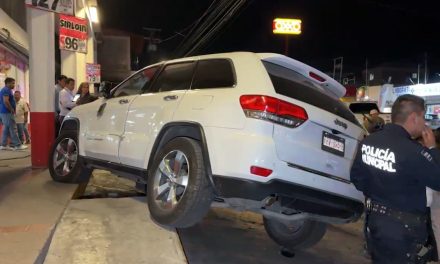Mujer termina detenida en Saltillo al ocasionar choque y un atropellamiento