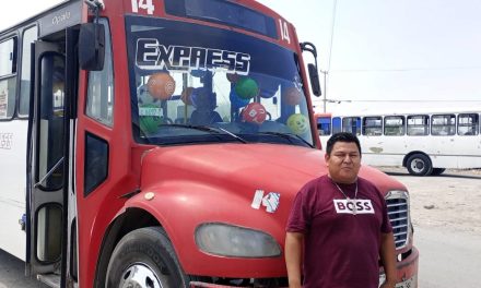 Chofer de transporte celebra y regala detalles a niños en Saltillo