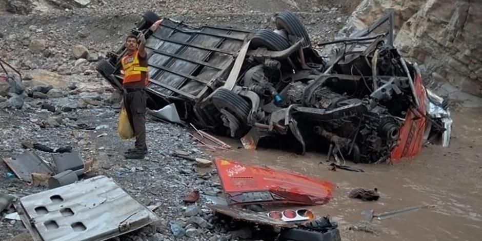 Autobús cae a un barranco en Pakistán y deja 20 muertos y 21 heridos