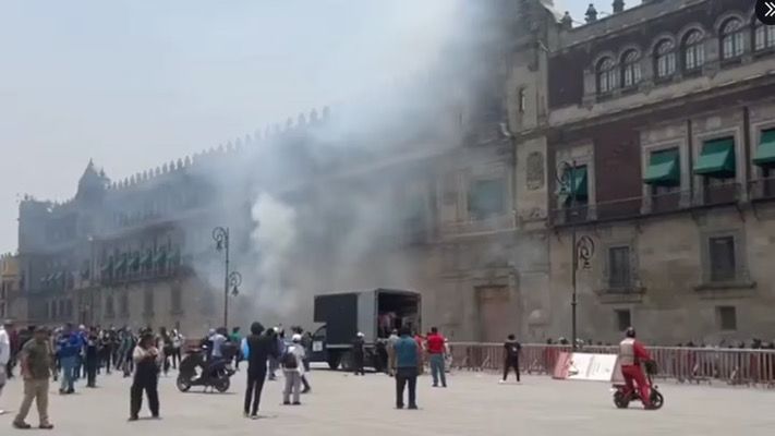 AMLO denuncia protesta con petardos en Palacio Nacional como provocación electoral