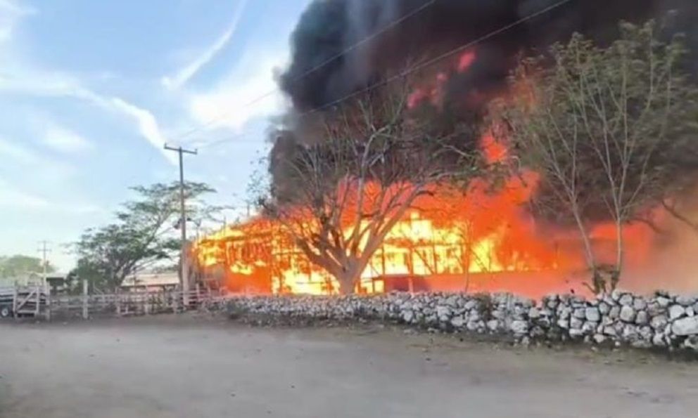 Un voraz incendio consumió Plaza de Toros en Panabá, Yucatán