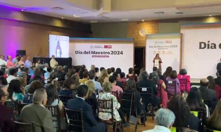 Reconocen trayectoria de maestros de la Sección 38