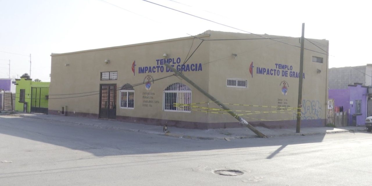 Restos de poste a punto de caer en Ramos Arizpe