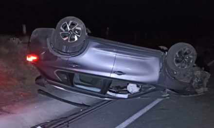 Se atraviesa a la brava y provoca una volcadura en Saltillo