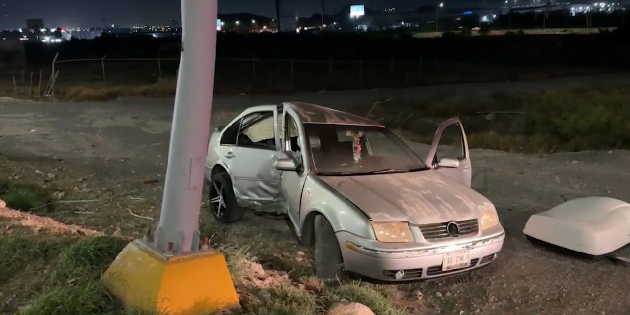 Acelerado conductor se estrella contra luminaria en Saltillo