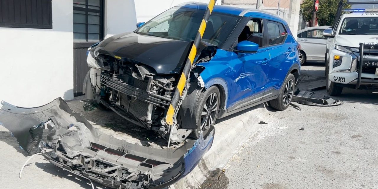 Se pasa el alto y provoca accidente en Saltillo