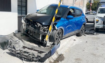 Se pasa el alto y provoca accidente en Saltillo