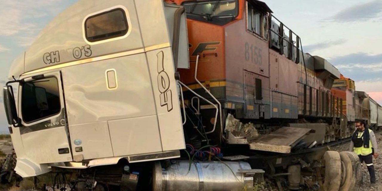 Tráiler intentó ganarle el paso al tren y termina arrollado en Parras