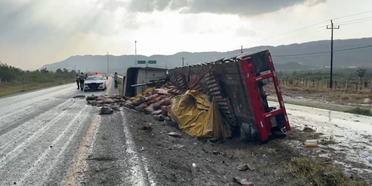 Tráiler derrapa y vuelca en la carretera a Torreón