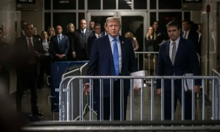 Trump enfrenta acusaciones en el juicio por el pago a Stormy Daniels