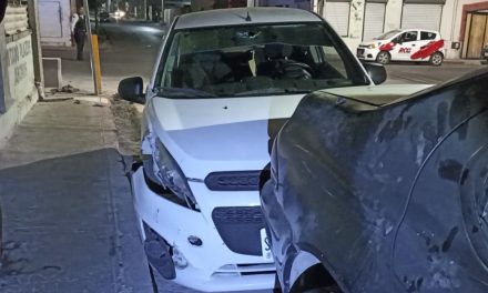 Un joven ni siquiera hizo su alto obligatorio, ignora señalamiento y causa choque en Saltillo