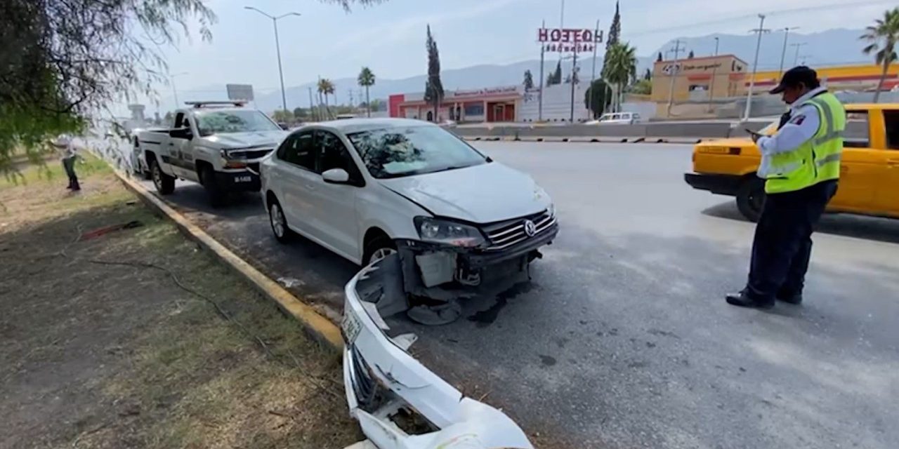 Vehículo se impacta contra el barandal de un puente en Saltillo