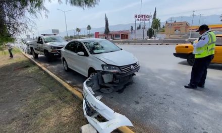 Vehículo se impacta contra el barandal de un puente en Saltillo