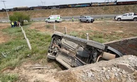Vuelca familia su camioneta en el Libramiento Norponiente en Ramos Arizpe