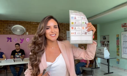 Saltillo: Acude a votar Alejandra Salazar Mejorado