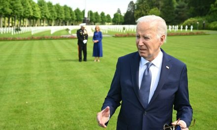 Desencanto entre jóvenes latinos amenaza apoyo a Biden en estados clave