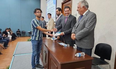 Alumnos monclovenses aprueban examen profesional