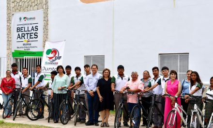 Entrega Diana Haro bicicletas a estudiantes del COBAC