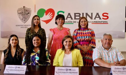 Alcaldesa de Sabinas presenta Comité de Reinado