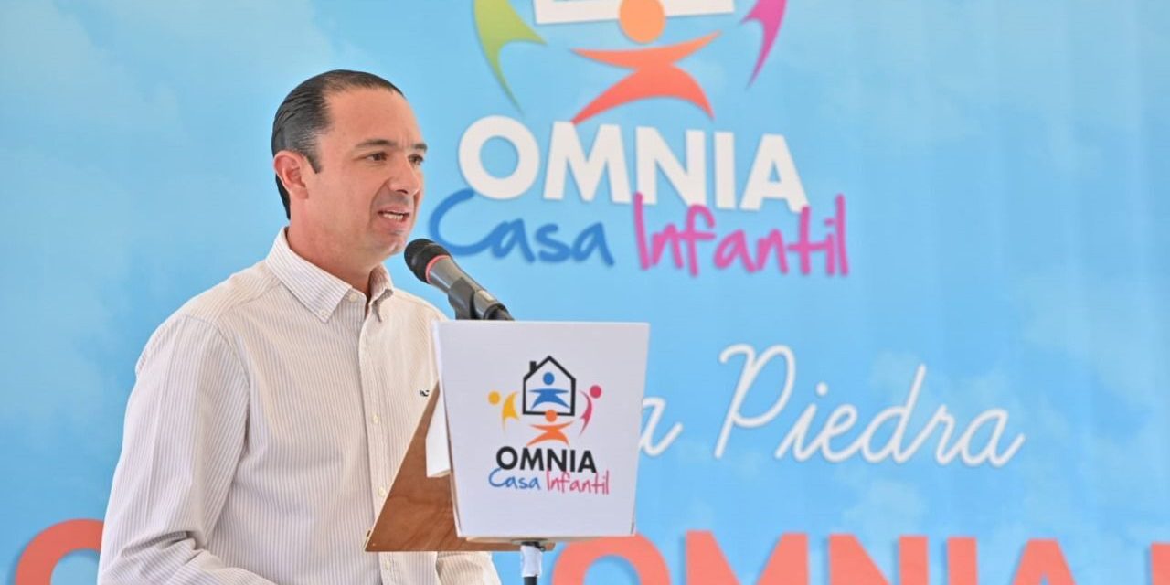 Coloca Emilio de Hoyos primera piedra en Casa Omnia
