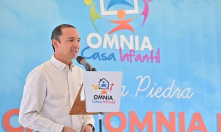 Coloca Emilio de Hoyos primera piedra en Casa Omnia
