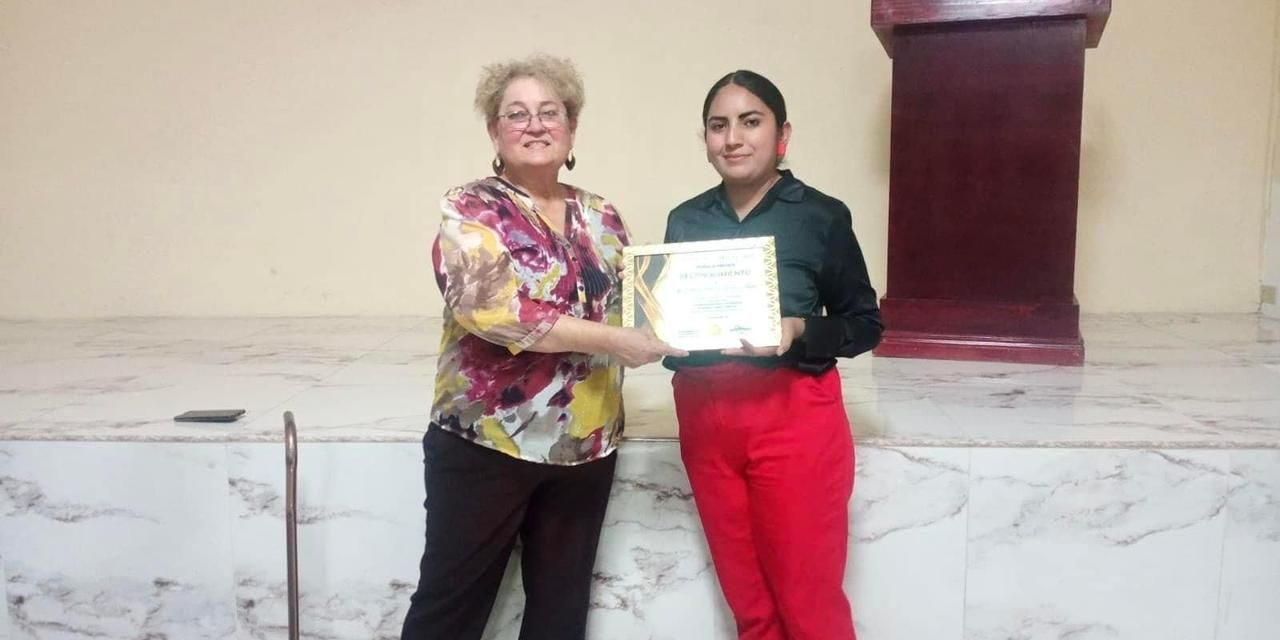Se gradúan estudiantes de preparatoria abierta