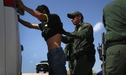 Orden de Biden reduce cruces ilegales en 40% y acelera deportaciones