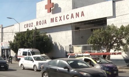 Menor de edad se avienta de puente peatonal
