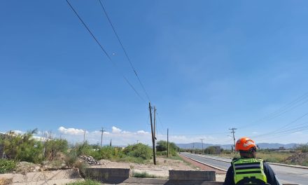 Retiran a intrusos que nadaban en canal de riego